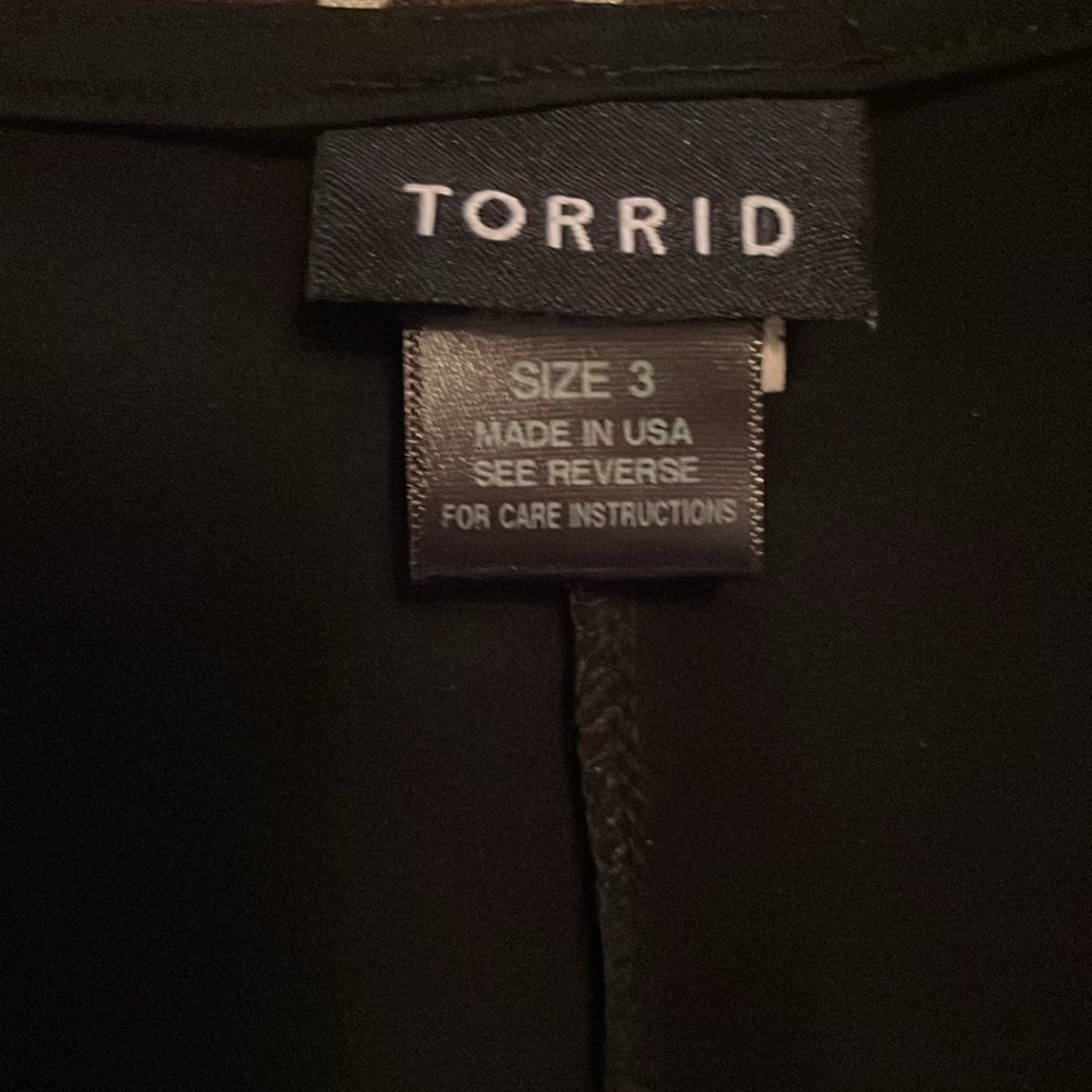 Torrid Cold shoulder V neck ruched sides blouse - Picture 3 of 3